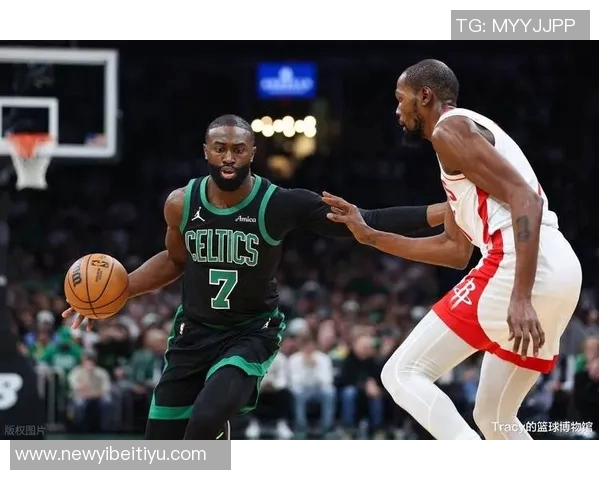 杰伦布朗全能表现31投12中砍下33分并贡献10篮板5助攻2抢断2盖帽